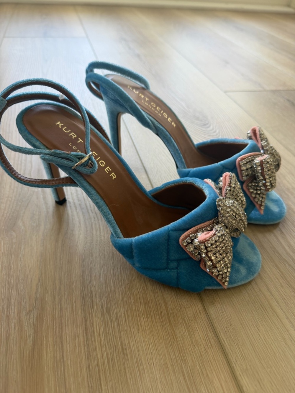 Kurt Geiger Blue Velvet Crystal Bow Slingback Heels with Pink Trim - Picture 2 of 4